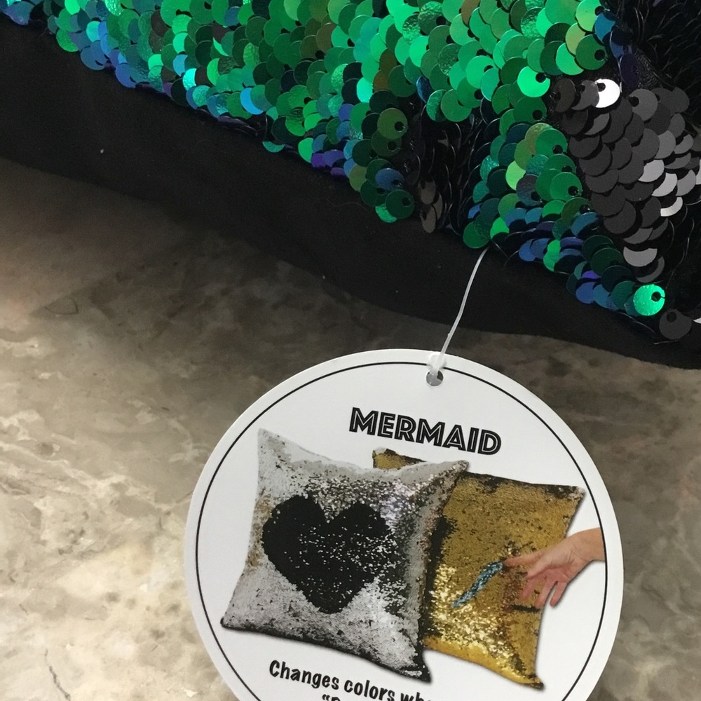 SOLD🚨Sale 5/$25🚨 NWT Color Changing Pillow - Picture 3 of 6